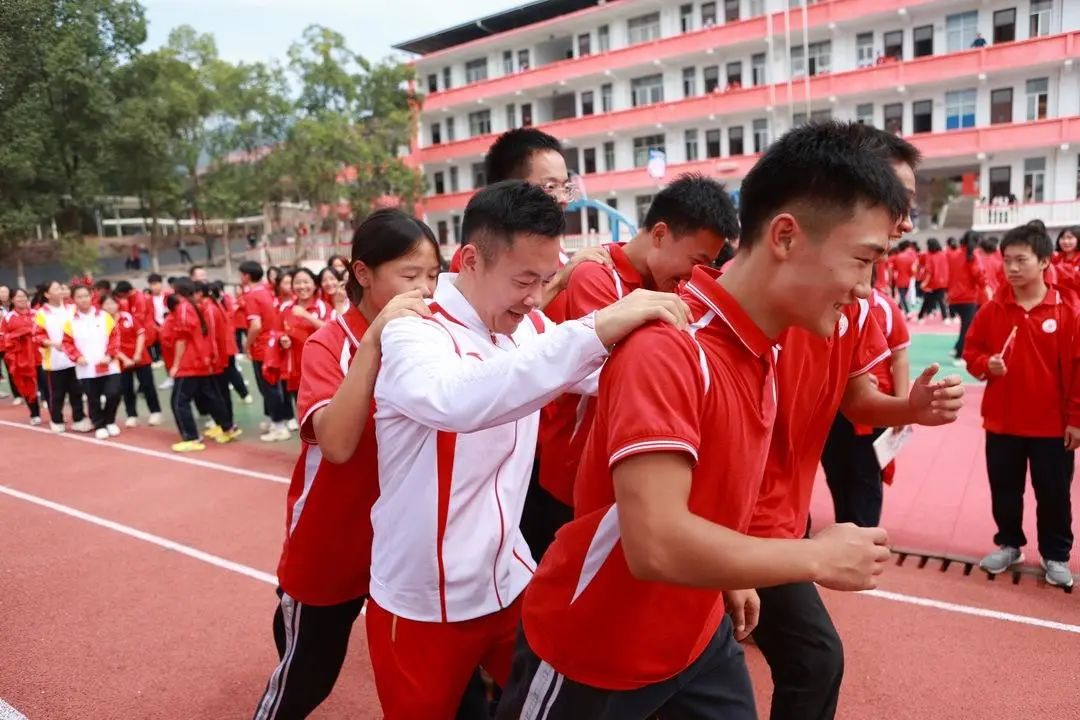 奥运健儿集体亮相贺龙中学 分享奥运故事 传承体育精神 