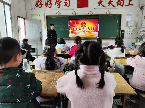 瑞塔铺小学：深耕宪法土壤 共筑法治梦想