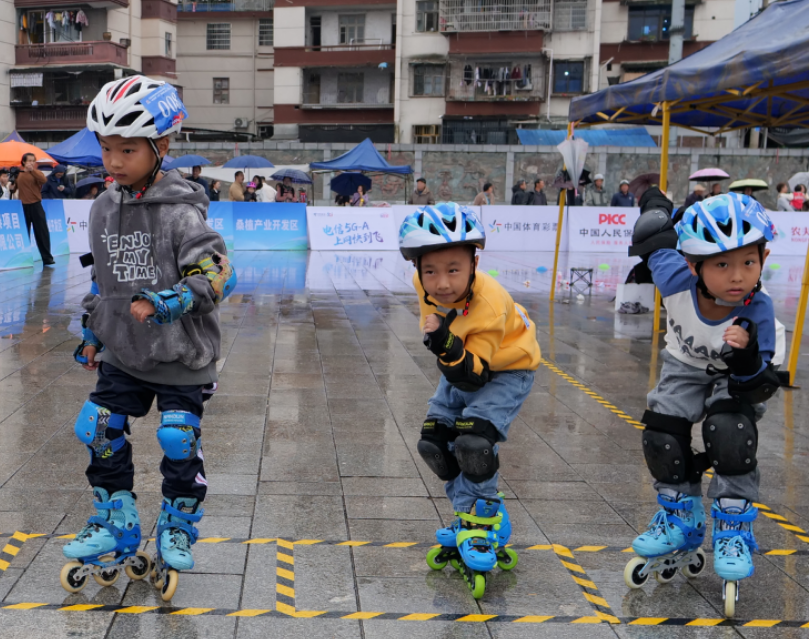 “奔跑吧·少年”桑植县第三届青少年轮滑公开赛举行