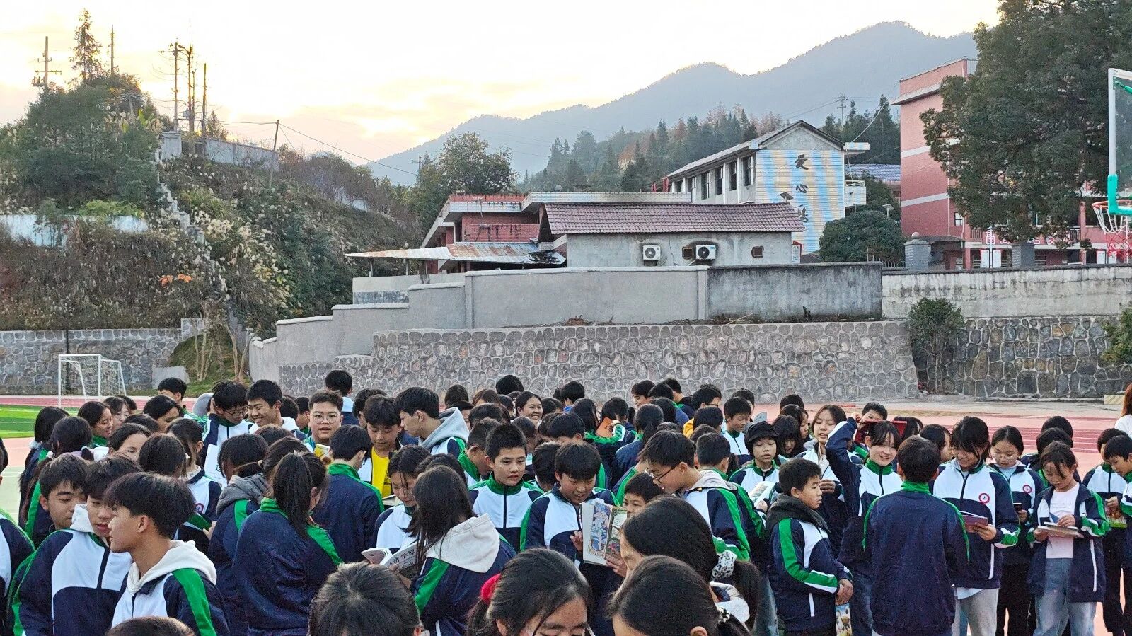 湖南弘慧教育发展基金会联合爱心团队为凉水口中学捐赠600余册图书