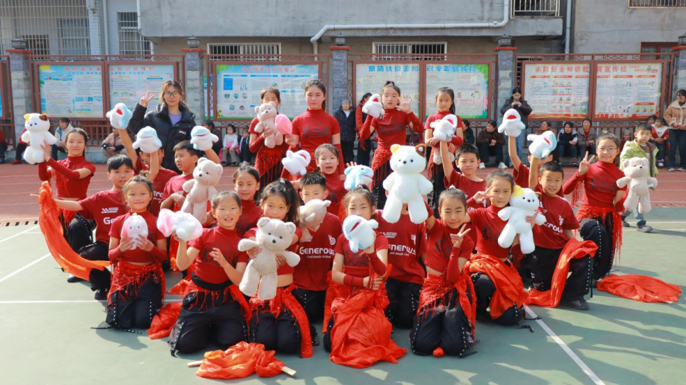 湖南交通银行与竹叶坪学校联合举办慈善捐赠暨文艺演出