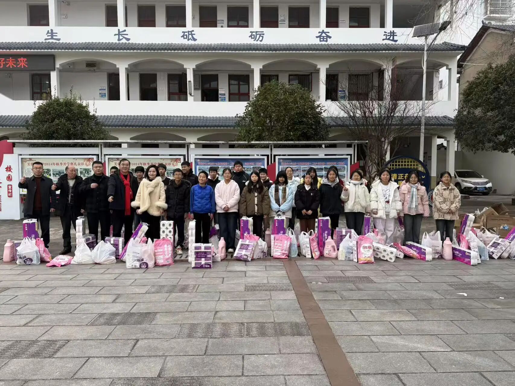 张家界市致公党赴芙蓉桥中学开展爱心助学活动