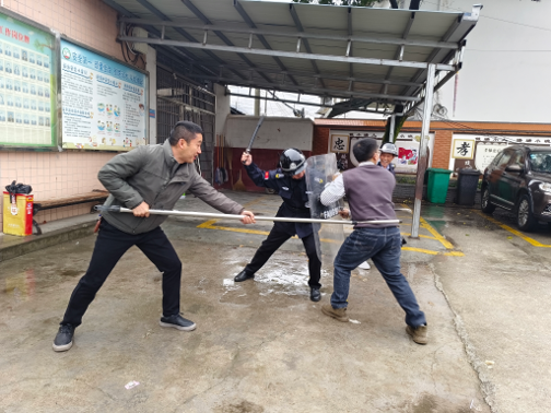 以练促防，守护平安——瑞塔铺小学开展反恐防暴实战演练